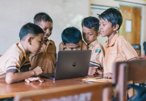 Generasi Z dan Alpha Berinteraksi dengan Brand