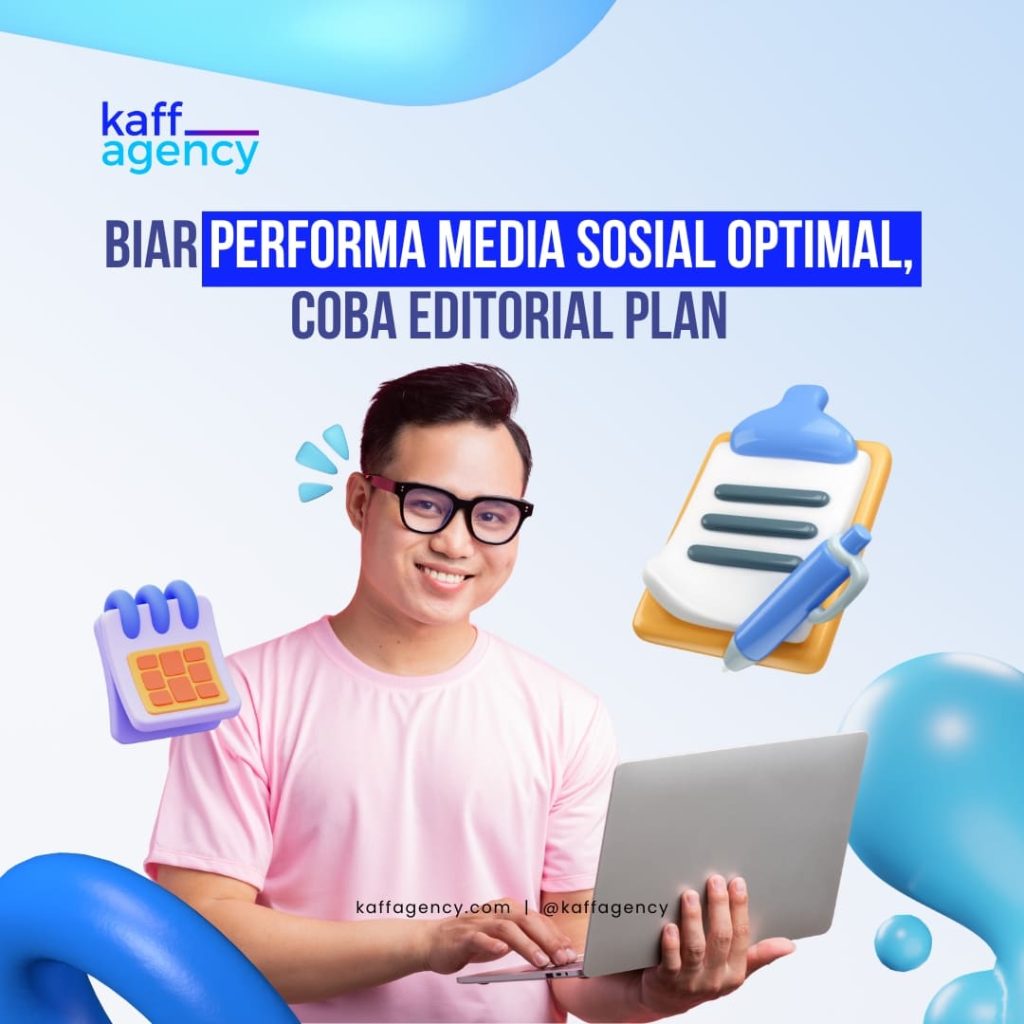 Pria mengenakan kaos pink sedang tersenyum sambil menggunakan laptop, dikelilingi ikon kalender, clipboard, dan pena, dengan teks: Biar Performa Media Sosial Optimal, Coba Editorial Plan